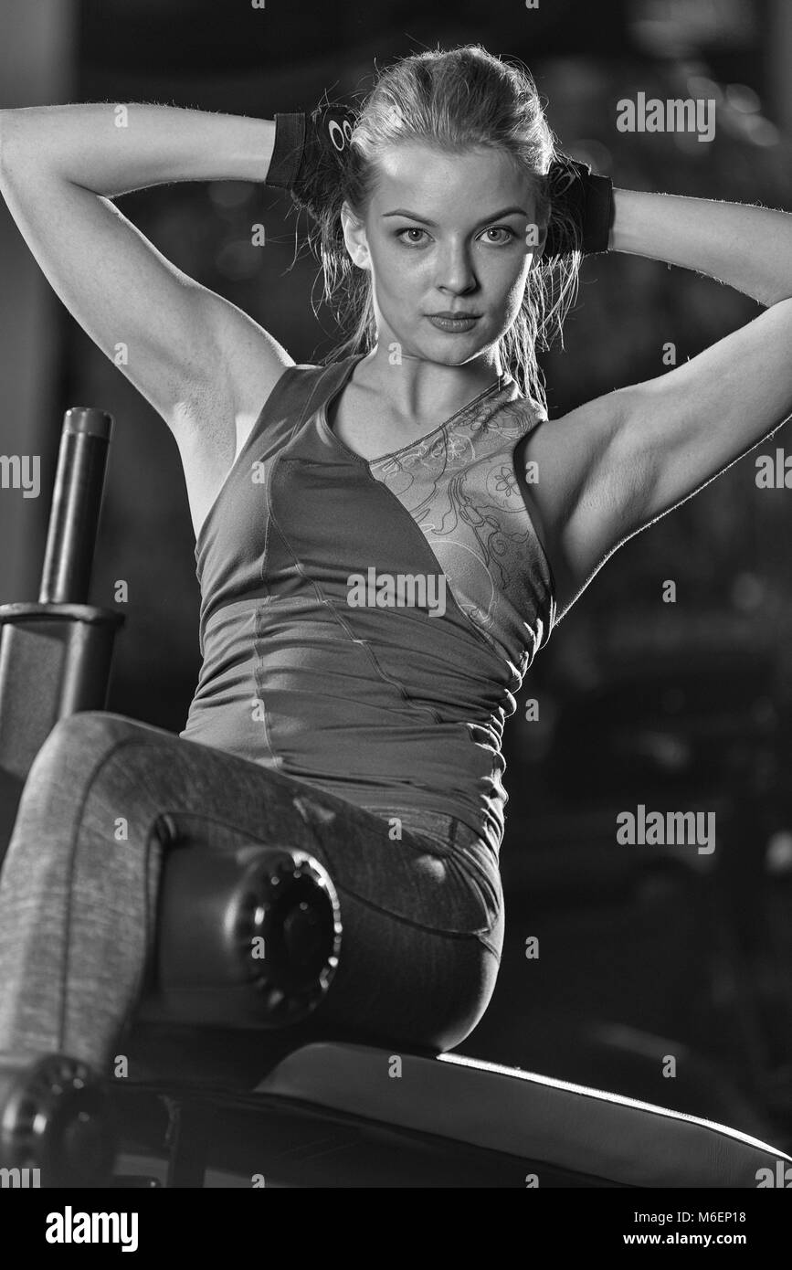 Femme pour exercices de force muscles abs Banque D'Images