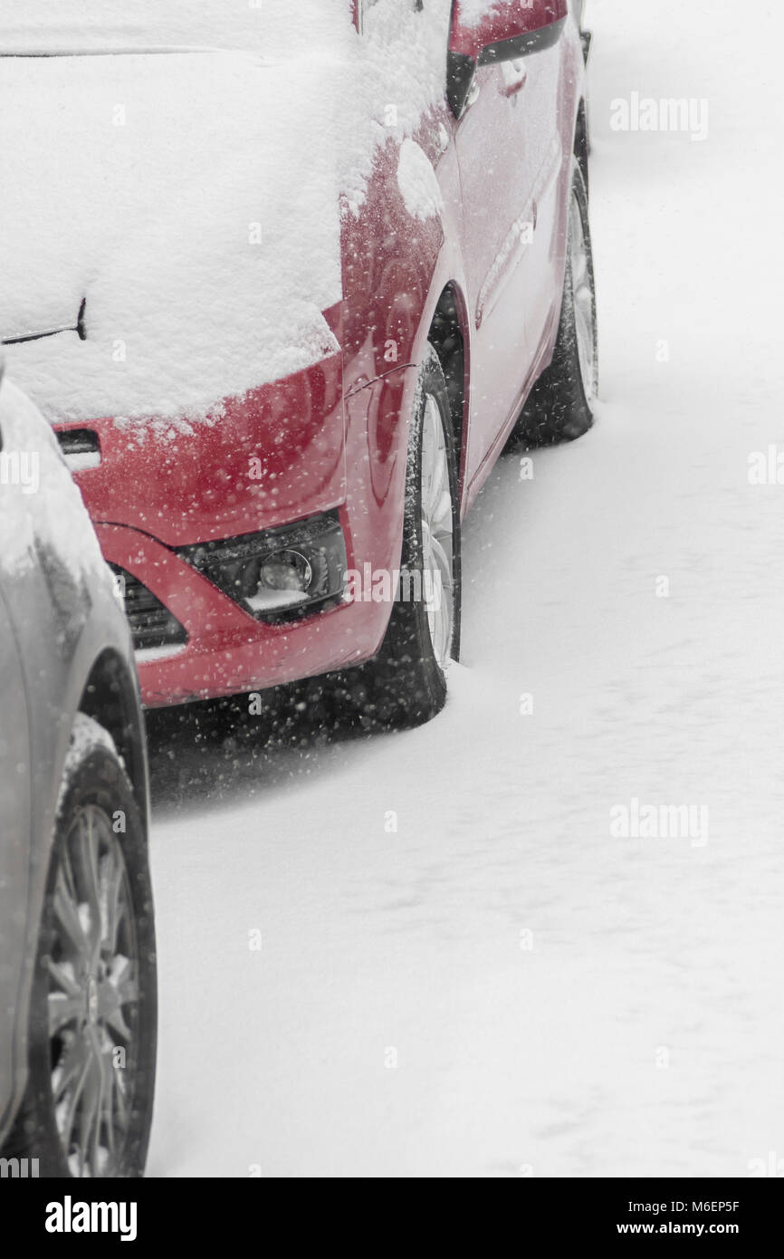 Au cours de la voiture couverte de neige 2018 bête de l'est le vortex polaire conditions de neige qui a causé des problèmes pour les navetteurs et les voyages. Banque D'Images