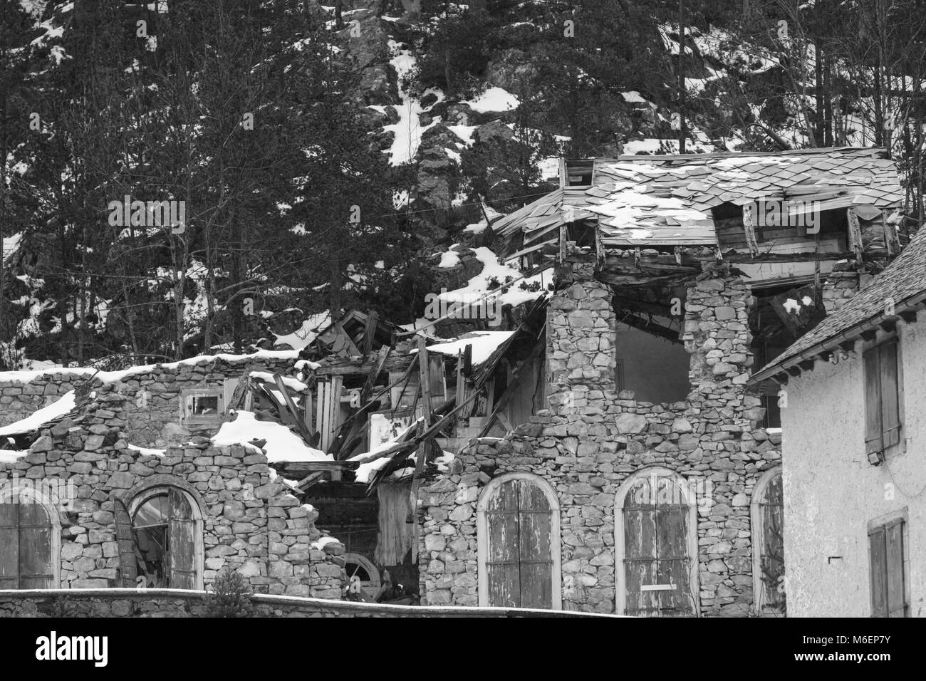 Vieille maison avec le toit détruit par une avalanche. Panticosa, Espagne Banque D'Images