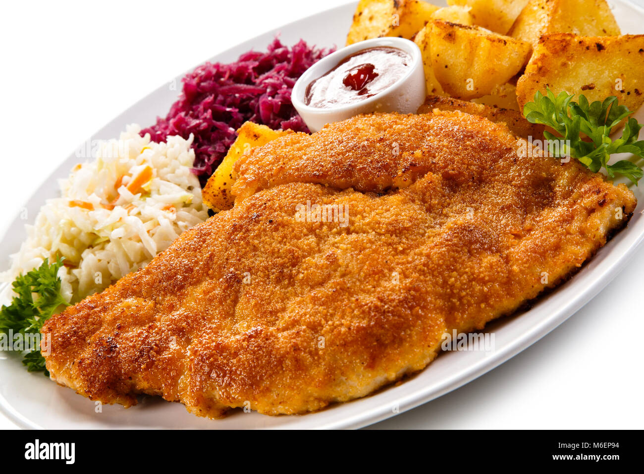 Côtelette de porc frit, pommes de terre au four et une salade de légumes Photo Stock Alamy
