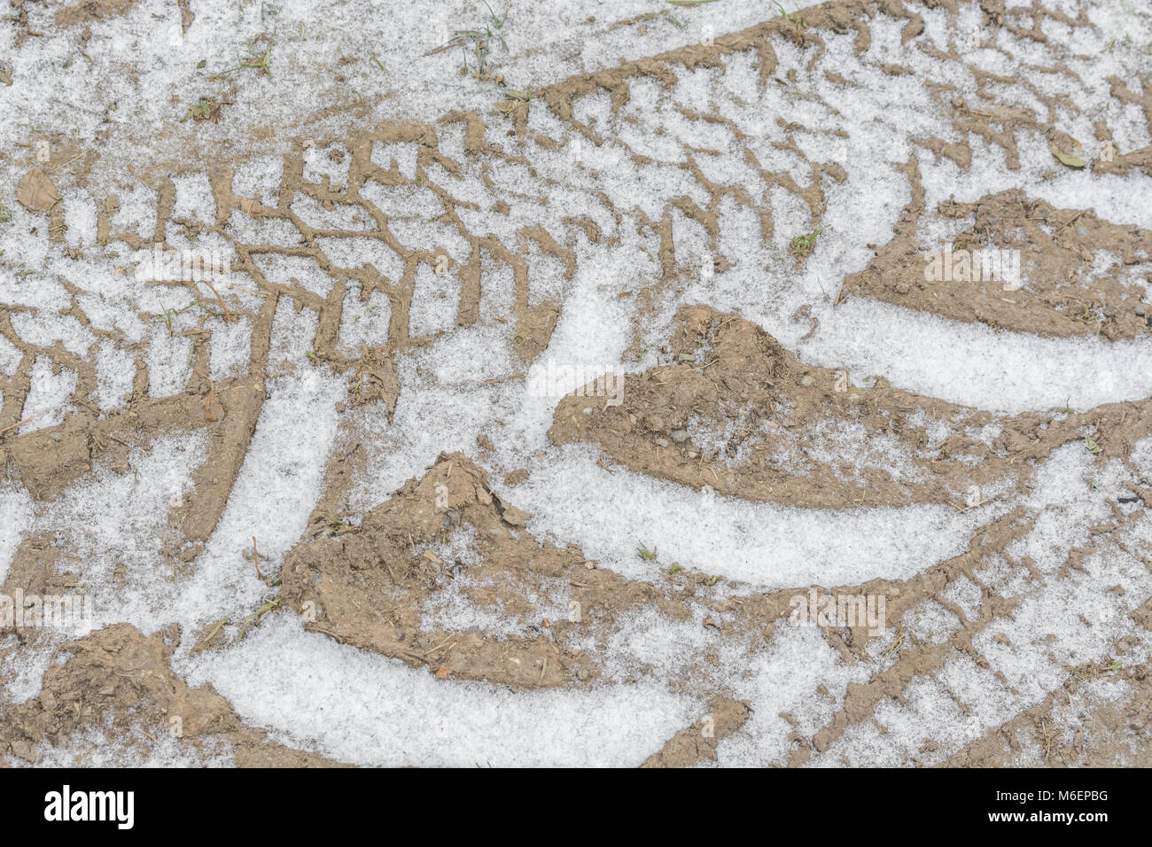 Les traces de pneu de tracteur rempli de neige pendant les 2018 'bête de l'Est' de froid. Banque D'Images