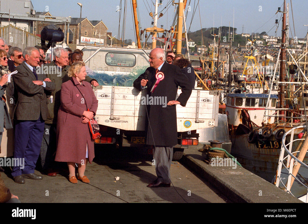 Partie d'un référendum. 1997 élections britanniques Sir James Goldsmith faisant campagne dans Penzance, Cornwall. FILM RAPIDE UTILISÉ AINSI PEUT MONTRER LE GRAIN. Banque D'Images