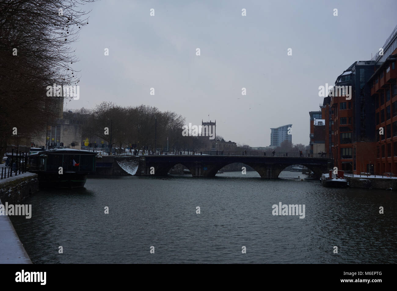 Vue sur le pont de Bristol, 5, dans la neige de tempête Emma Banque D'Images