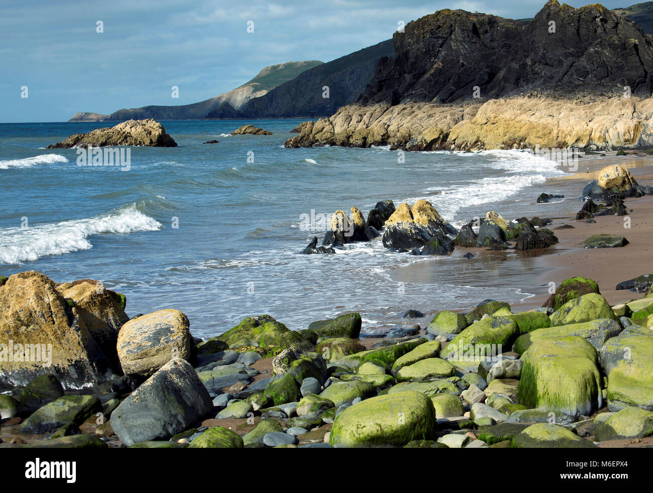 Mer et Littoral à la rock parsemé partie de Plage Tresaith dans la baie Cardigan au Pays de Galles Banque D'Images