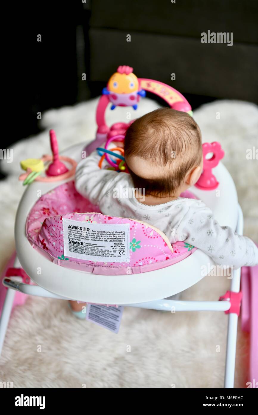 Infant baby sitting in a marcher et jouer pour promouvoir l'apprentissage, USA Banque D'Images