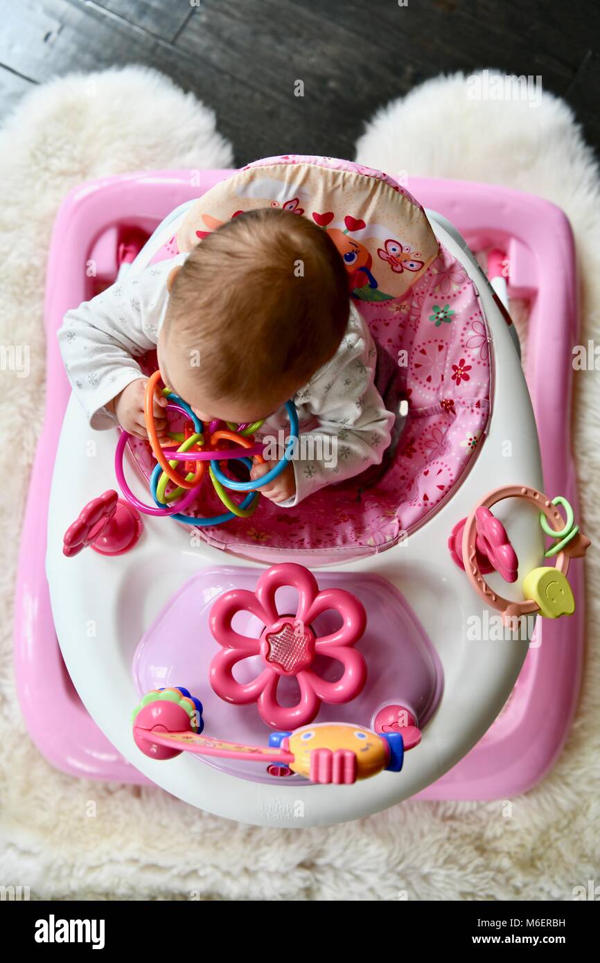 Infant baby sitting in a marcher et jouer pour promouvoir l'apprentissage, USA Banque D'Images