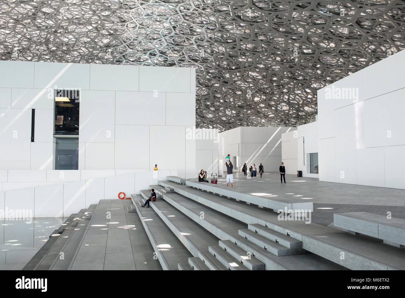 L'île de Saadiyat, ABU DHABI, EMIRATS ARABES UNIS - Février 24, 2018 : Le Louvre Abu Dhabi, par l'architecte Jean Nouvel. ( Ryan Carter ) Banque D'Images