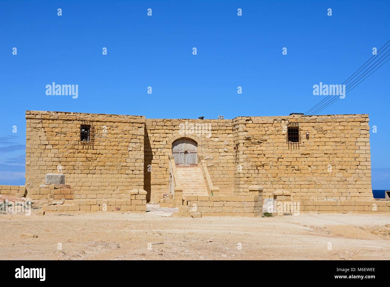Vue de l'entrée de l'Il-Qolla J-Badja batterie, redoute, Marsalforn, Gozo, Malte, l'Europe. Banque D'Images