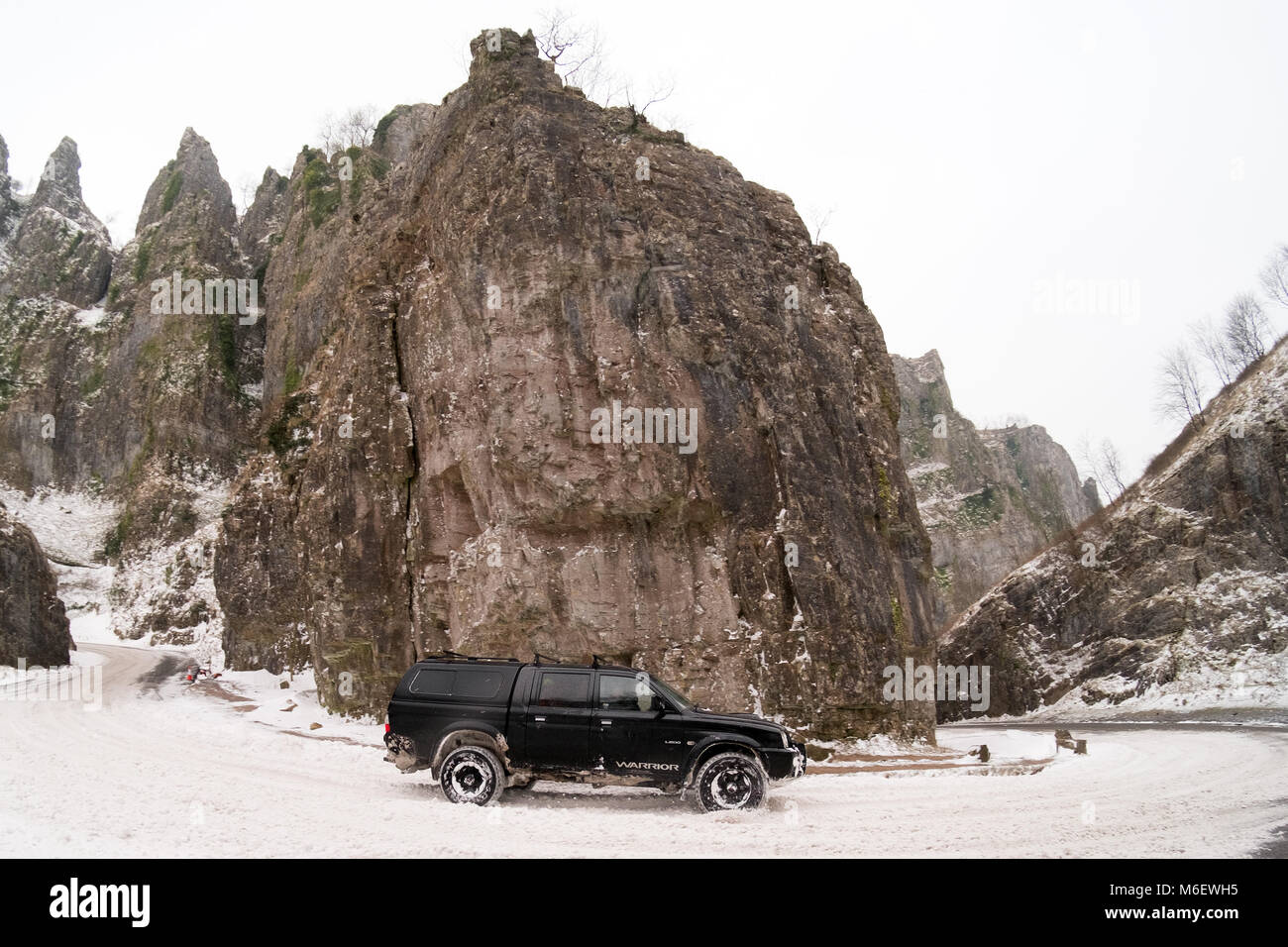 Mars 2018 - grands garçons et leurs jouets, jouer dans la neige profonde dans les gorges de Cheddar, Somerset Banque D'Images