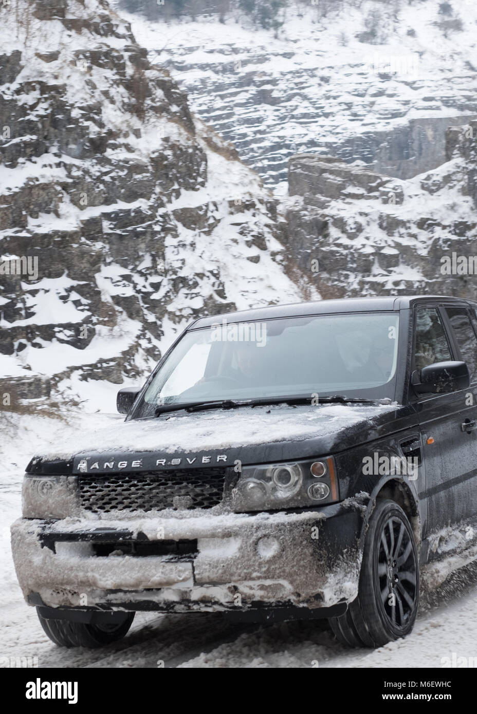 Mars 2018 - grands garçons et de leur Range Rover, jouant dans la neige profonde dans les gorges de Cheddar, Somerset Banque D'Images