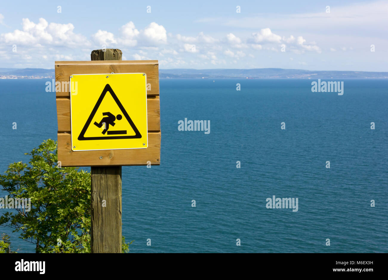 Signe de danger jaune sur la clôture en bois d'un sentier panoramique mer Banque D'Images