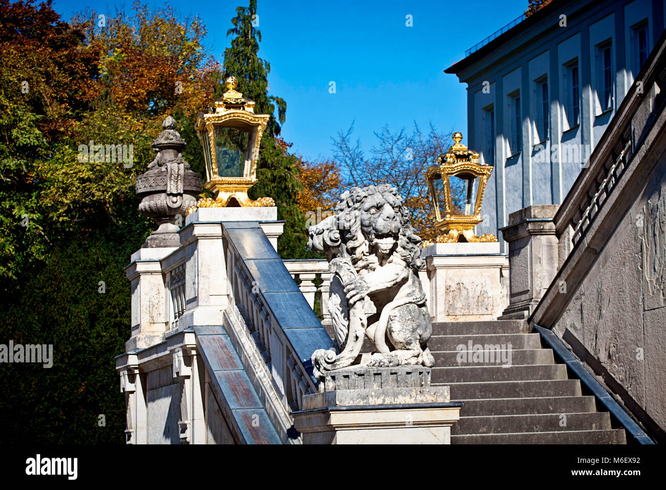 MUNICH, ALLEMAGNE - lanternes d'or et un lion sculpté, symbole de la Bavière, la décoration de l'escalier du palais Nymphemburg baroque, été équestres Banque D'Images