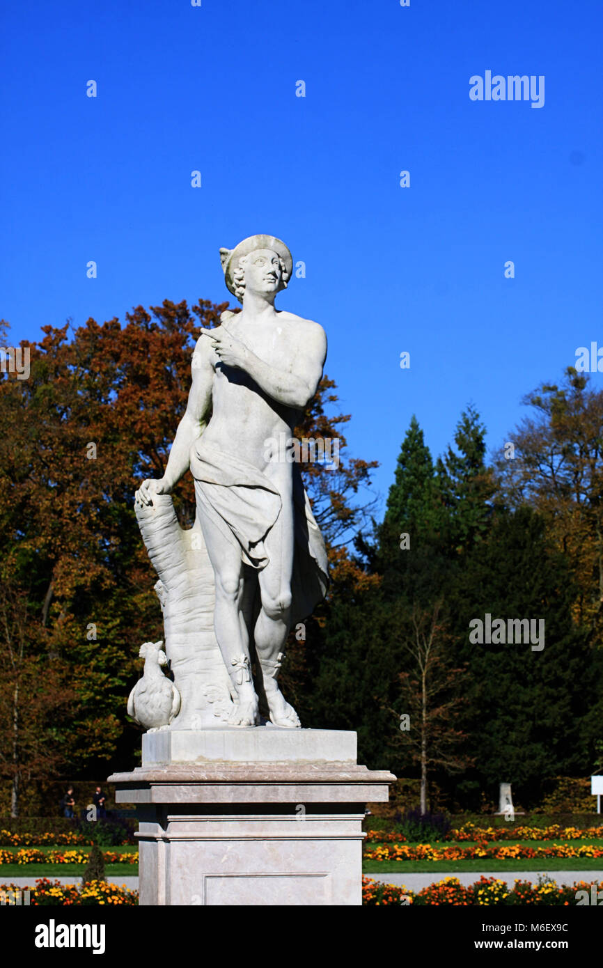 MUNICH, ALLEMAGNE - Nymphemburg palace gardens : statue mythologique du dieu romain Mercure , par Anton Roman Boos, l'année 1778 Banque D'Images