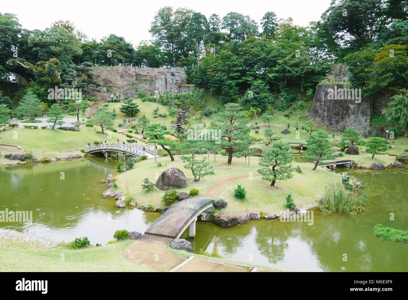 Inmaru Gyokusen, jardin japonais traditionnel avec des étangs dans la ville de Kanazawa, Japon Banque D'Images