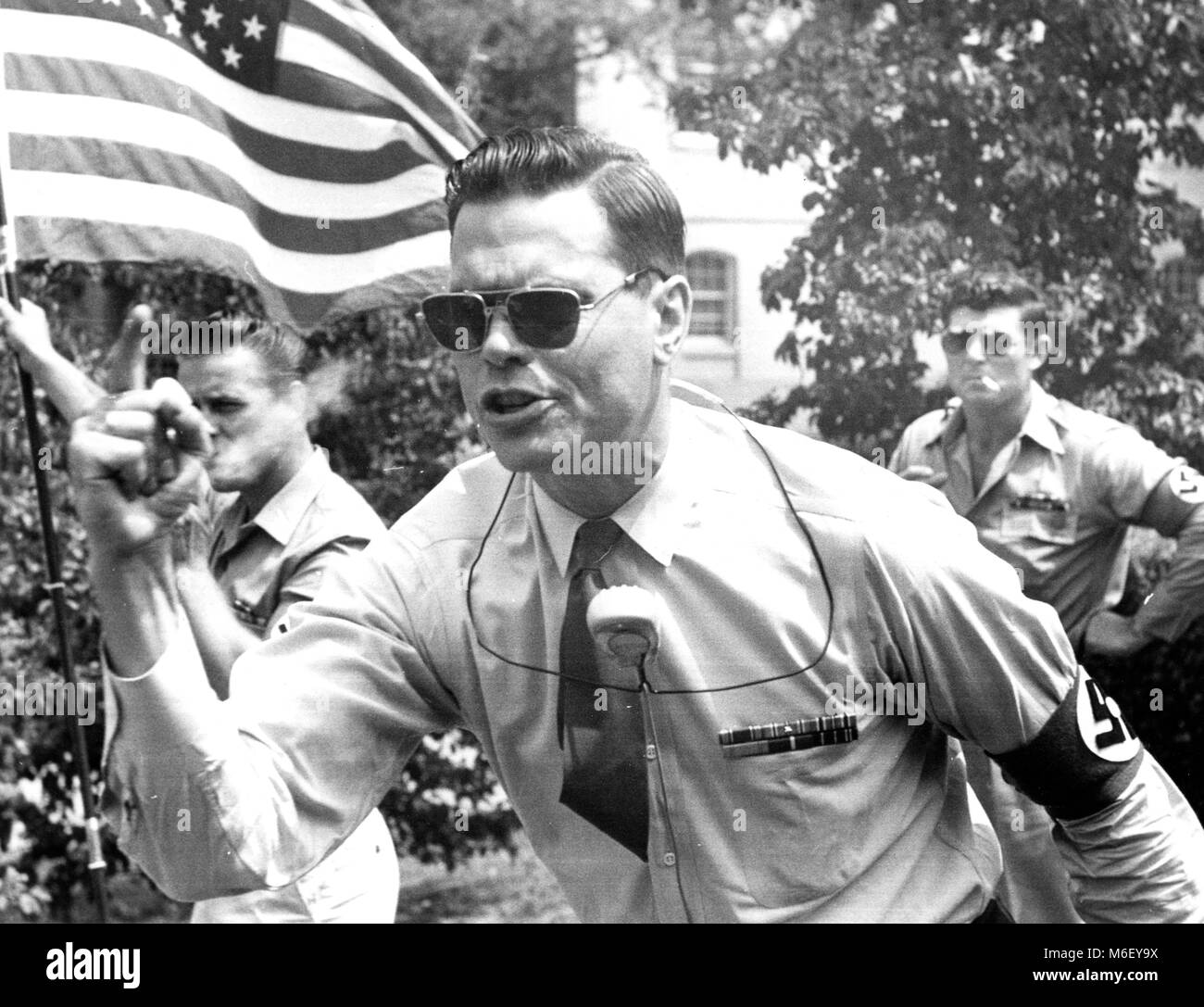 George Lincoln Rockwell, leader du Parti nazi américain, livrant un discours pro-nazi devant un groupe de disciples portant des brassards à croix gammée, Washington, DC, 07/24/1960. Banque D'Images