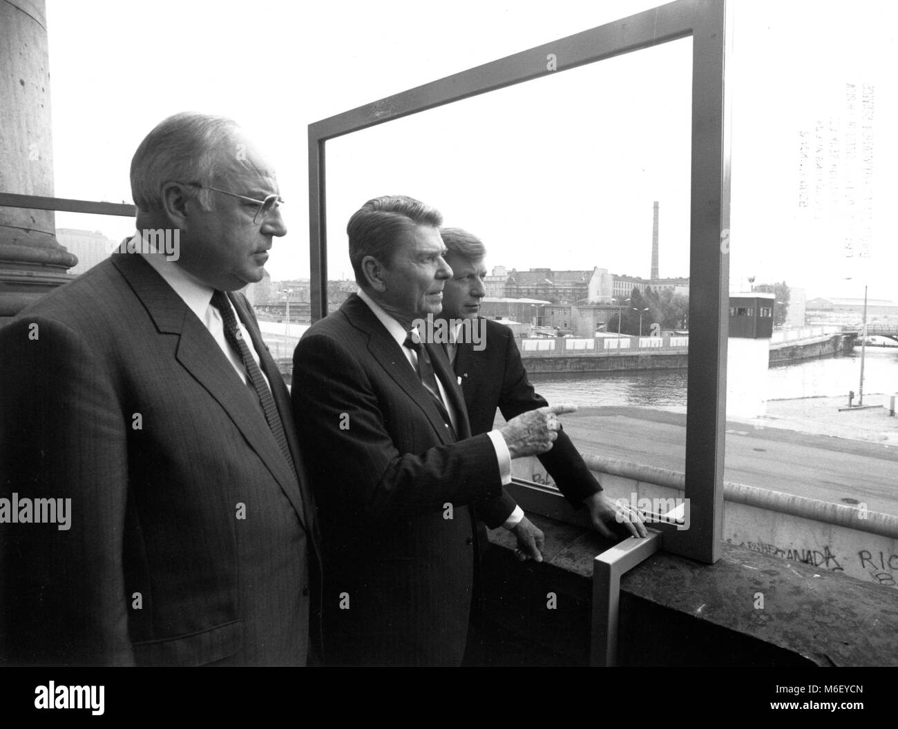 U S le président Ronald Reagan (centre) donne sur le mur de Berlin depuis le balcon du Reichstag, flanqué par le Chancelier M. Helmut Kohl (à gauche) et le maire de Berlin, Eberhard Diepgen (droite), Berlin, 06/12/1987. Banque D'Images