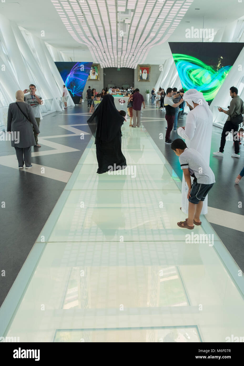 La trame historique de Dubaï, les touristes à l'intérieur de regarder à travers le plancher transparent Banque D'Images