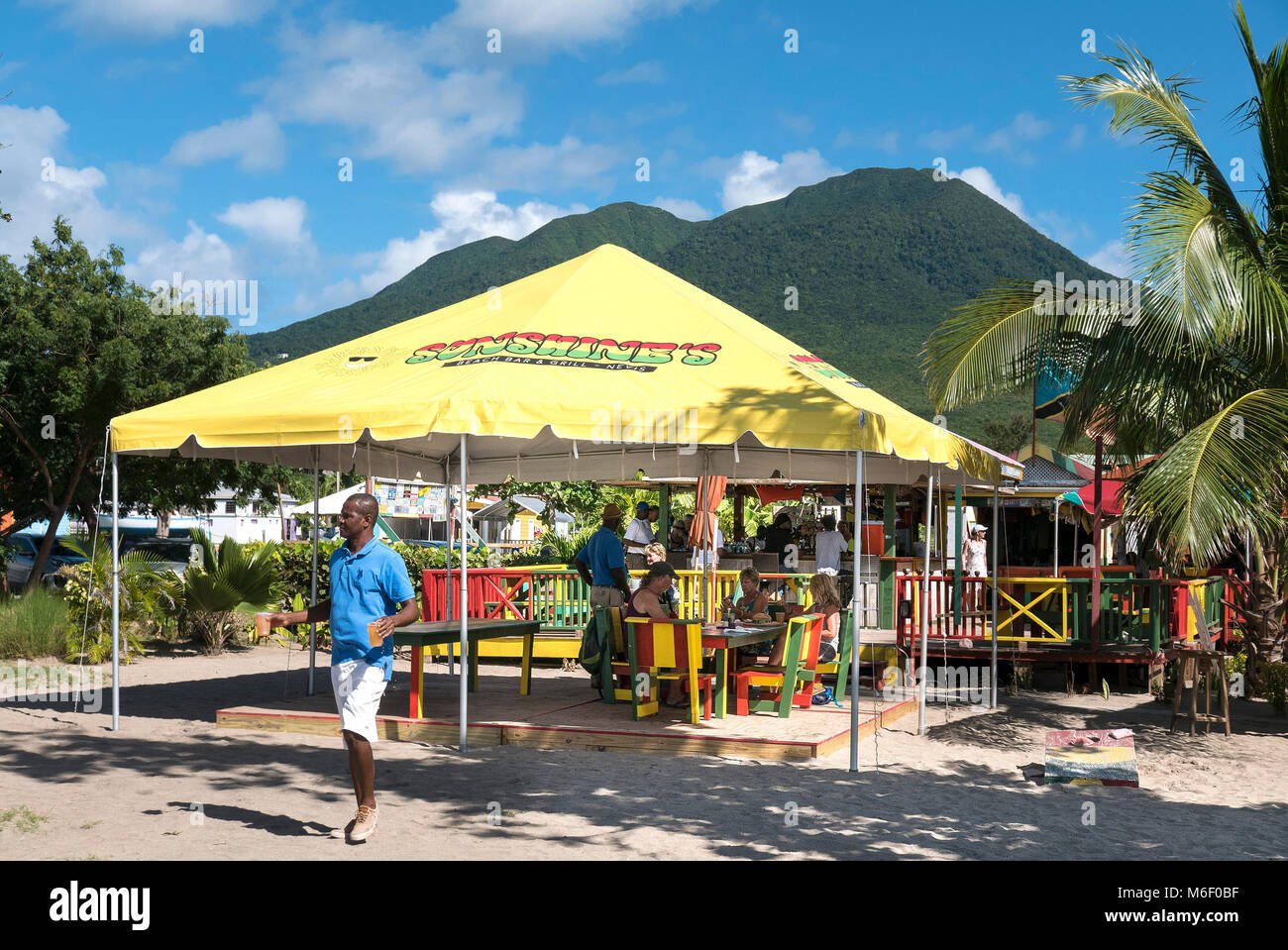 Soleils bar sur la plage de Pinney à Nevis Caraïbes Banque D'Images