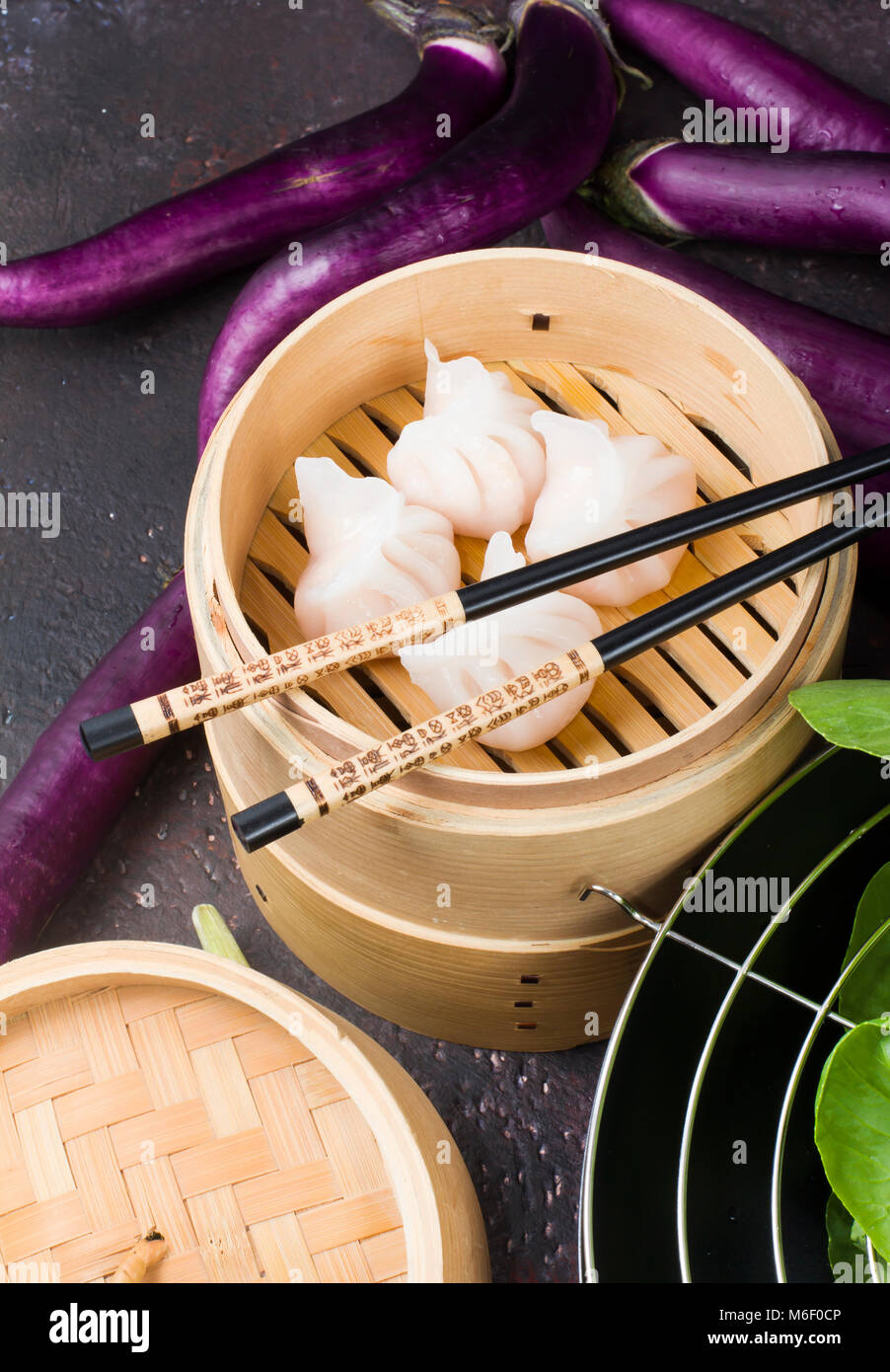 Dim sum boulettes en bateau à vapeur avec des légumes chinois sur fond vintage Banque D'Images