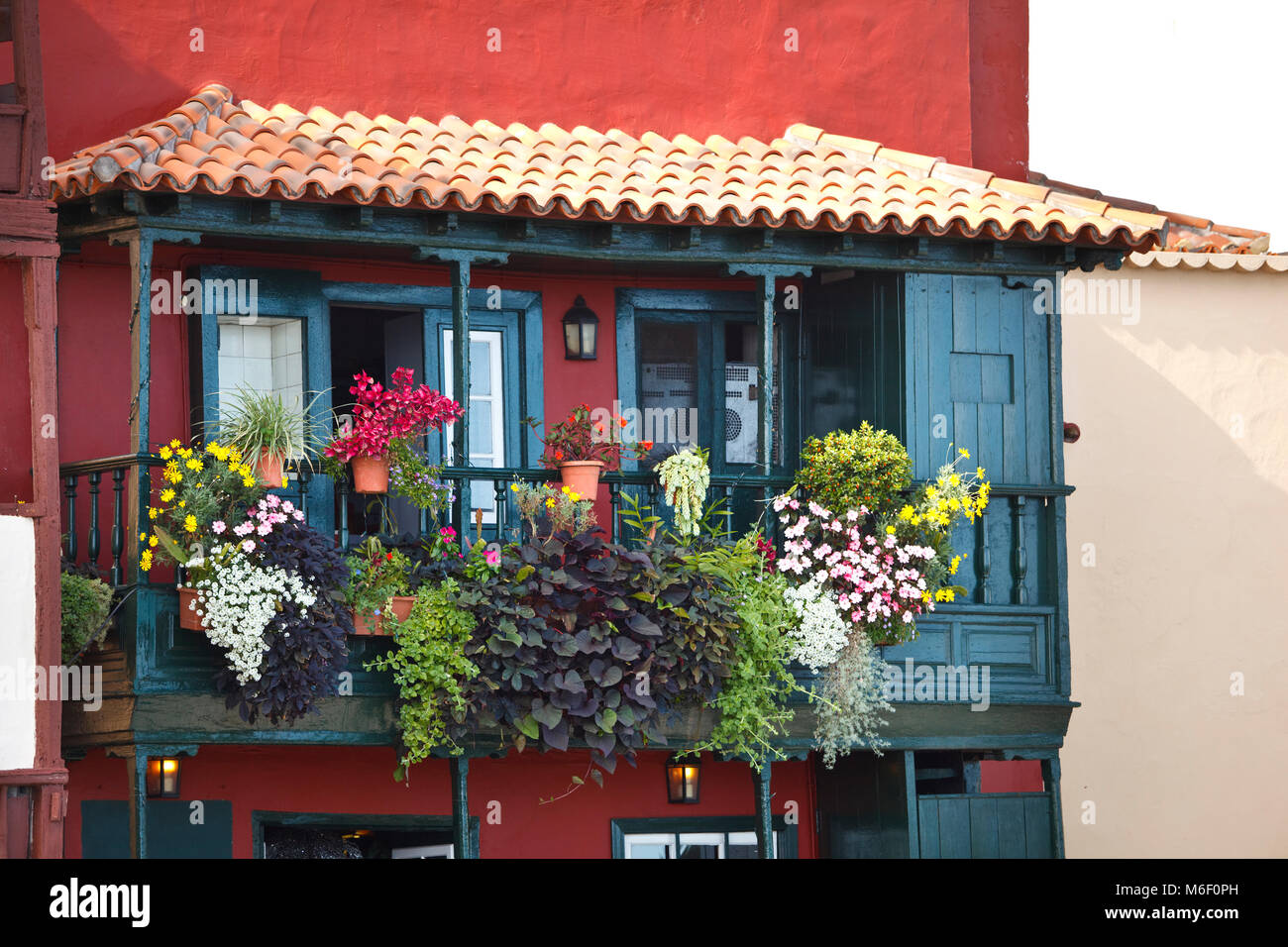 L'un des nombreux balcons colorés à Santa Cruz de La Palma. Banque D'Images