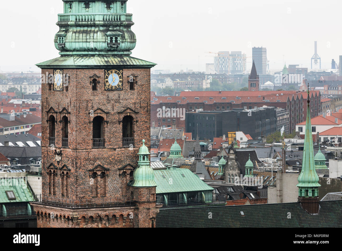 Sombres nuages sur l'Nikolaj Church à Copenhague, Danemark. Banque D'Images