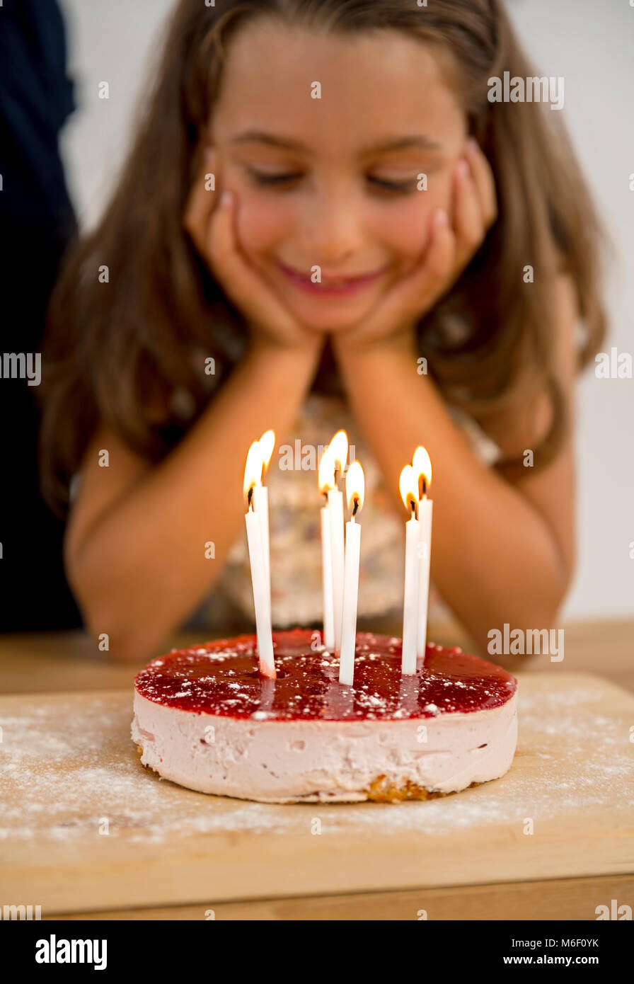 Tourné d'une jeune fille heureuse fête son anniversaire Banque D'Images