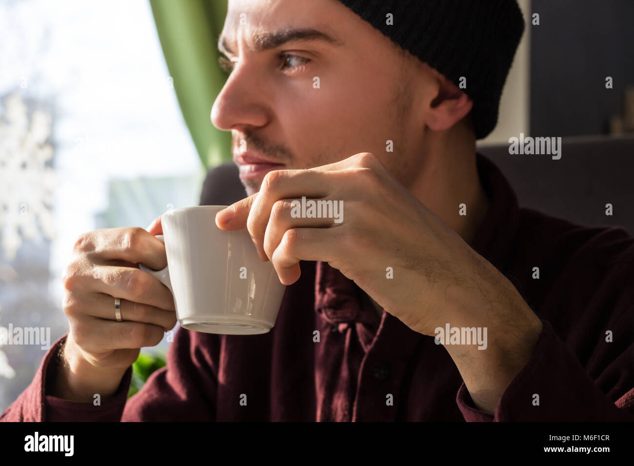 L'homme réfléchi avec tasse de café Banque D'Images