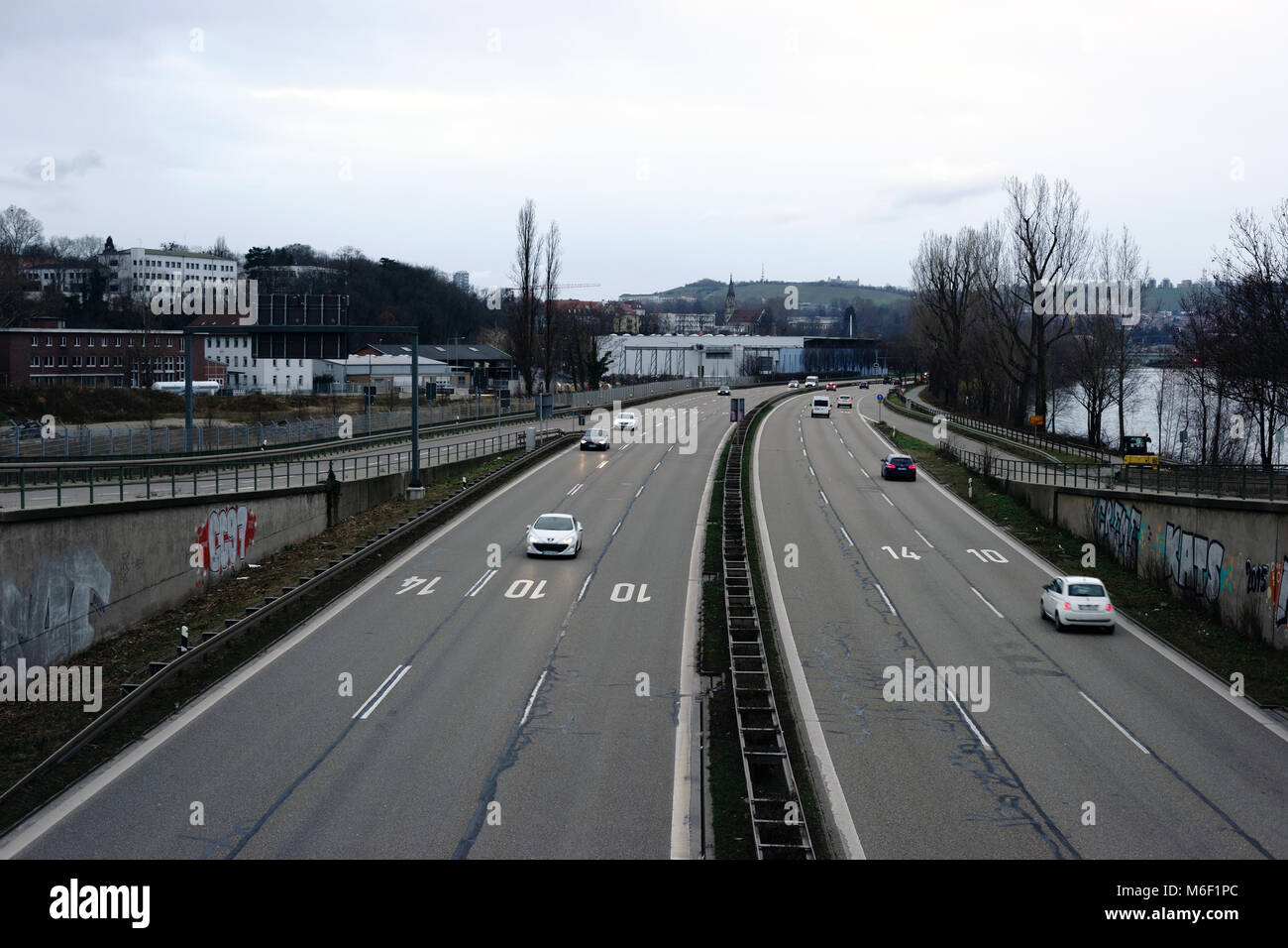 Trafic fluide sur l'autoroute B10, la rue du rivage à Stuttgart. Banque D'Images