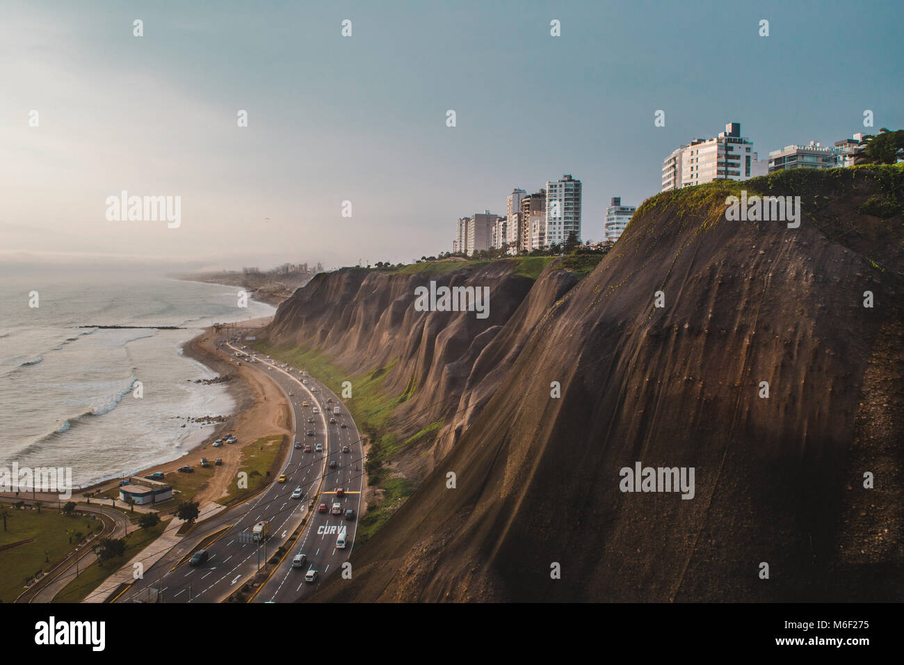 La ville de Lima, capitale du Pérou, vu depuis le quartier de Miraflores sur les falaises de l'Océan Pacifique Banque D'Images