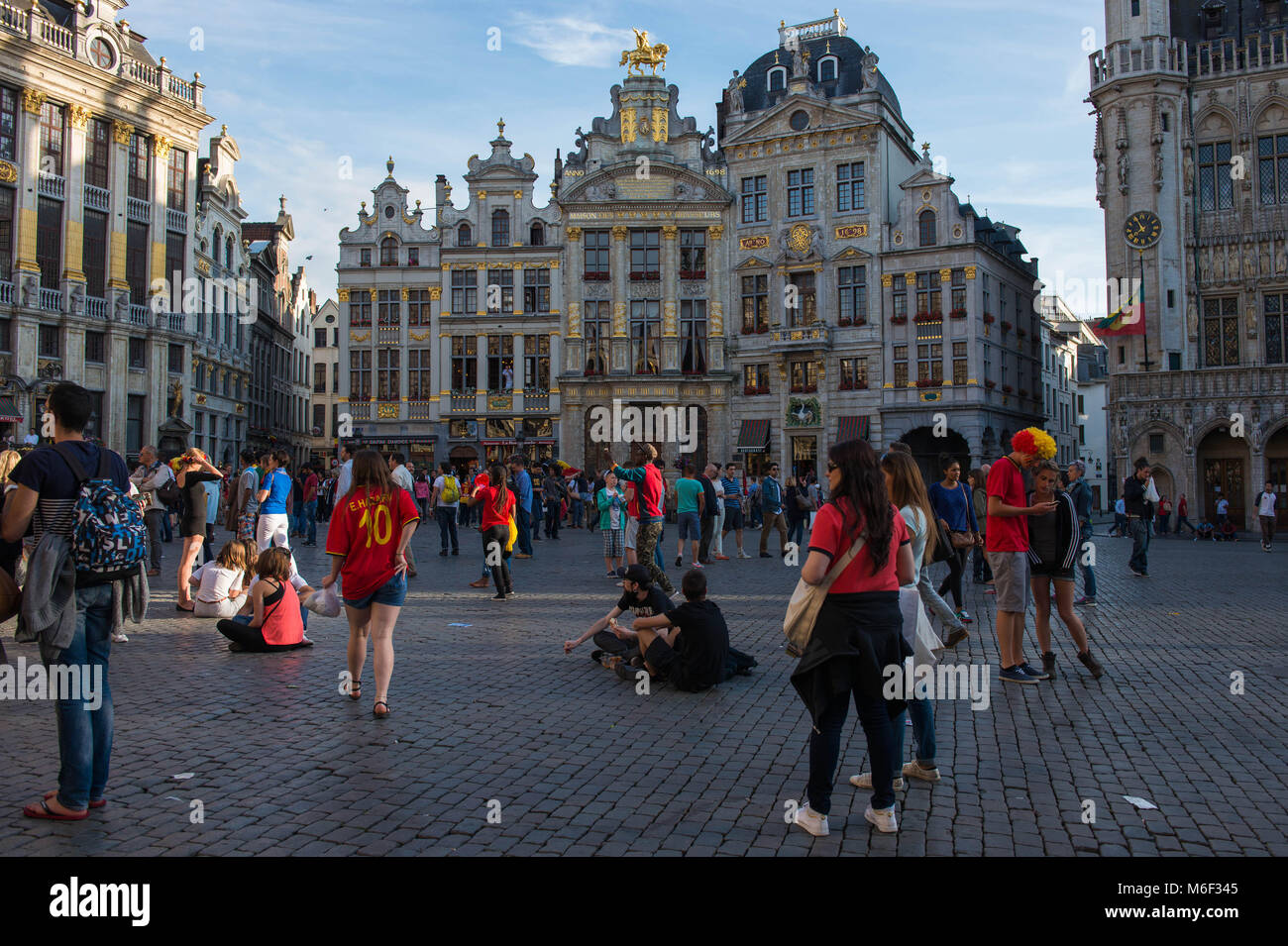 Bruxelles, partisans pendant la Fête Belge de football en 2004, la Grand Place. La Belgique. Banque D'Images