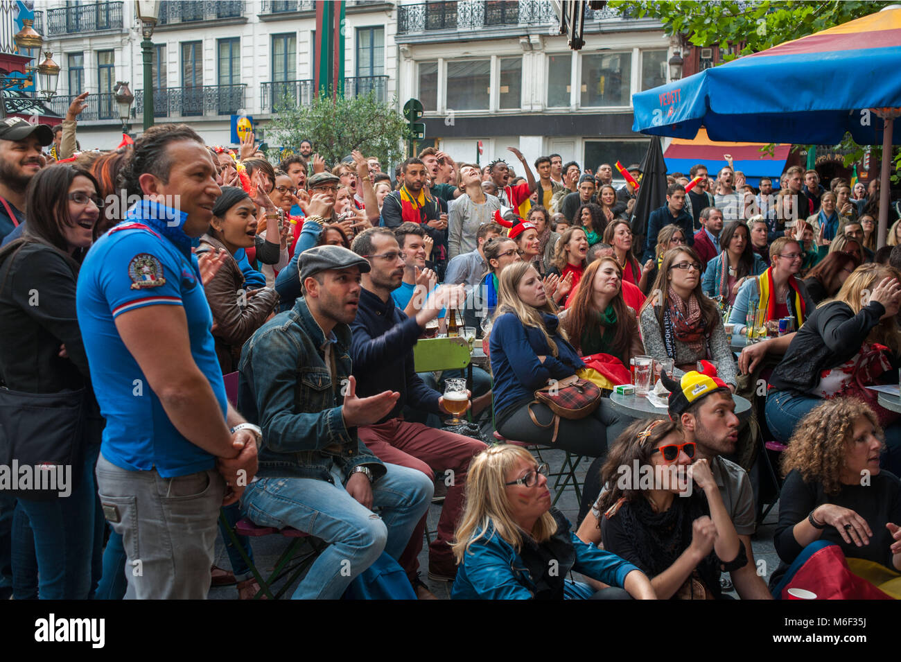 Bruxelles. Les partisans belges pendant la fête de football, Place Sainte Catherine. La Belgique. Banque D'Images