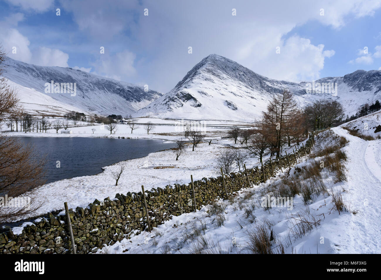 Buttermere Lake dans le Lake District en hiver, fells en vue : Fleetwith Pike Banque D'Images