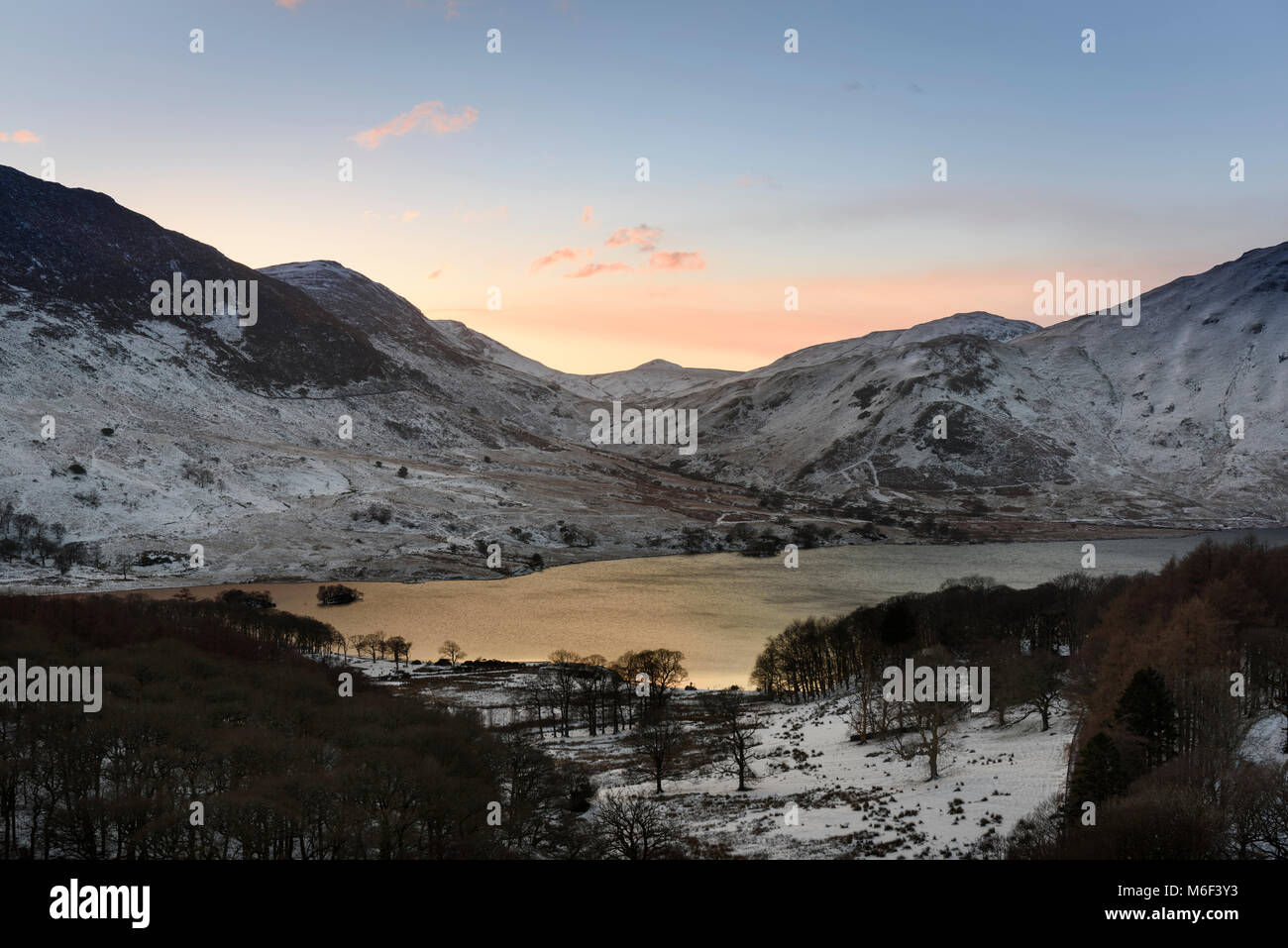 Soirée d'hiver après le coucher du soleil sur un lac Crummock Water n la zone de la lande du Lake District fells voir l'échelle comprend Knot Banque D'Images
