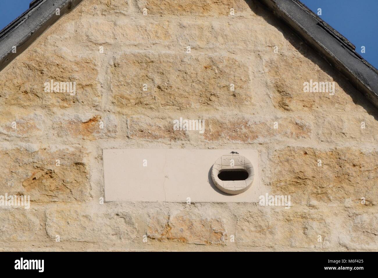 Swift creux de nichoirs en brique dans le mur d'une maison nouvellement construite, Bradford-on-Avon, Wiltshire, Royaume-Uni, juin. Banque D'Images