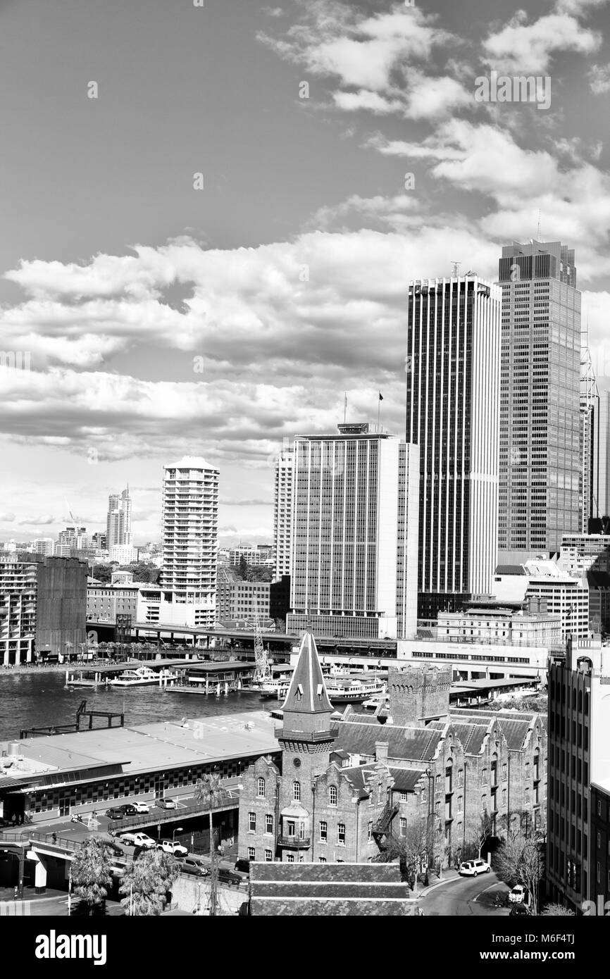 En australie sydney près du gratte-ciel acier structure métallique et de nuages Banque D'Images