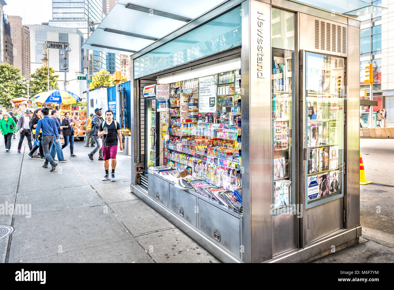 La ville de New York, USA - 28 octobre 2017 : Manhattan avec des gens qui marchent sur le trottoir de la rue de Columbus Circle, Broadway Road, kiosque avec news Banque D'Images