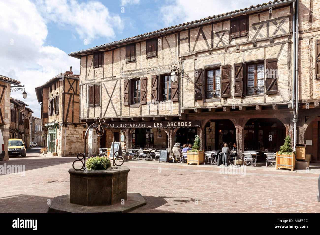 Le village de Castelnau-de-Montmiral est situé le long de la crête d'une colline au-dessus de la vallée de la Vère river. Banque D'Images