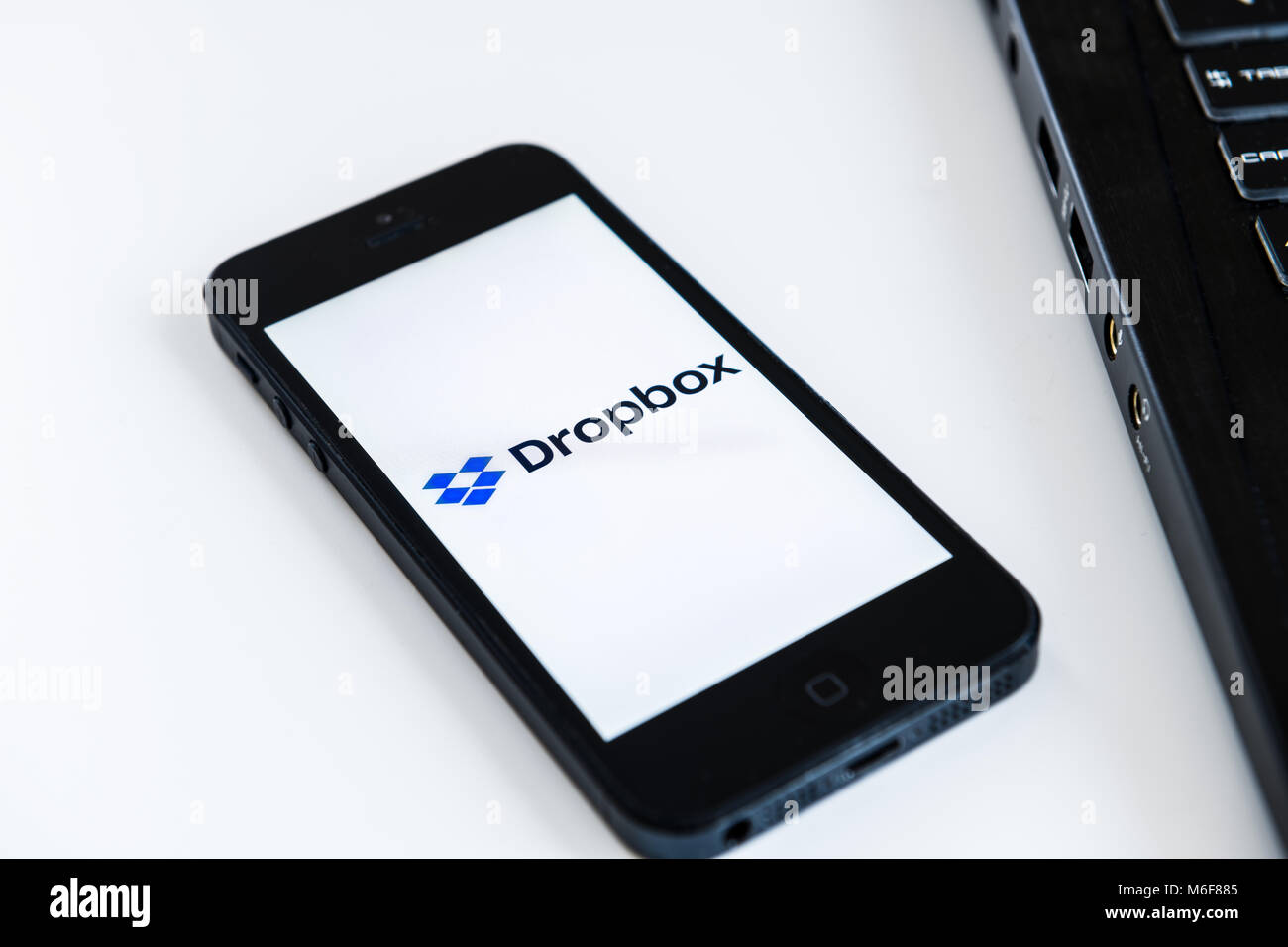 Herndon, Virginie - 28 Février 2018 : l'iPhone 5 noir téléphone mobile smartphone apple pour l'écran de l'application app dropbox stockage nuages sur table isoler Banque D'Images