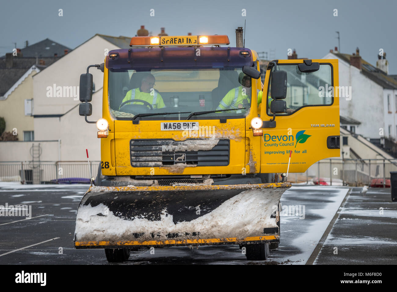 Un chasse-neige fait une pause dans le parking à Appledore dans le Nord du Devon au cours de l'extrême froid de l'hiver en mars 2018. Banque D'Images