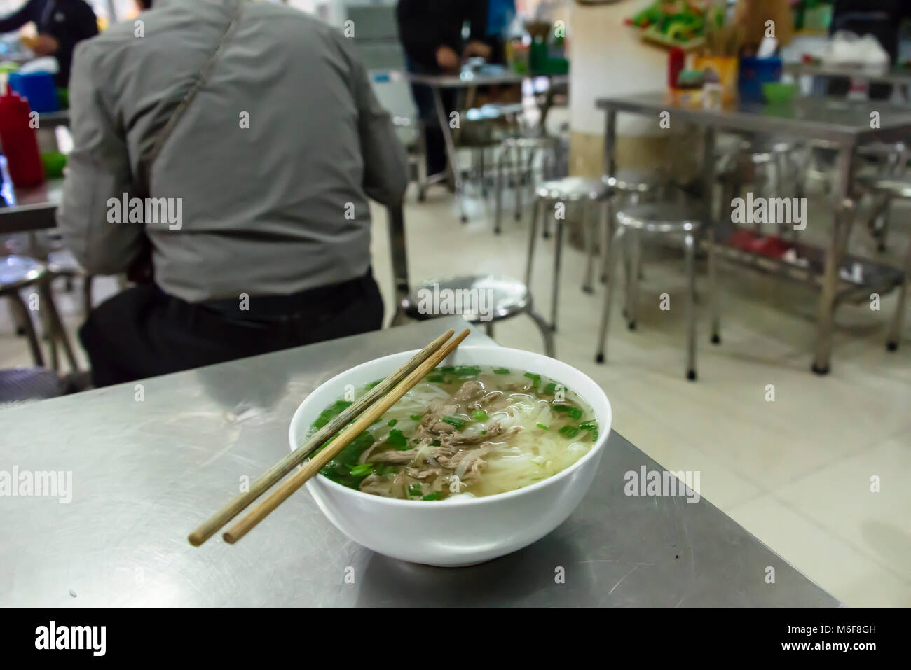 Un bol de soupe au poulet et nouilles au petit-déjeuner dans un restaurant à Hanoi, Vietnam Banque D'Images