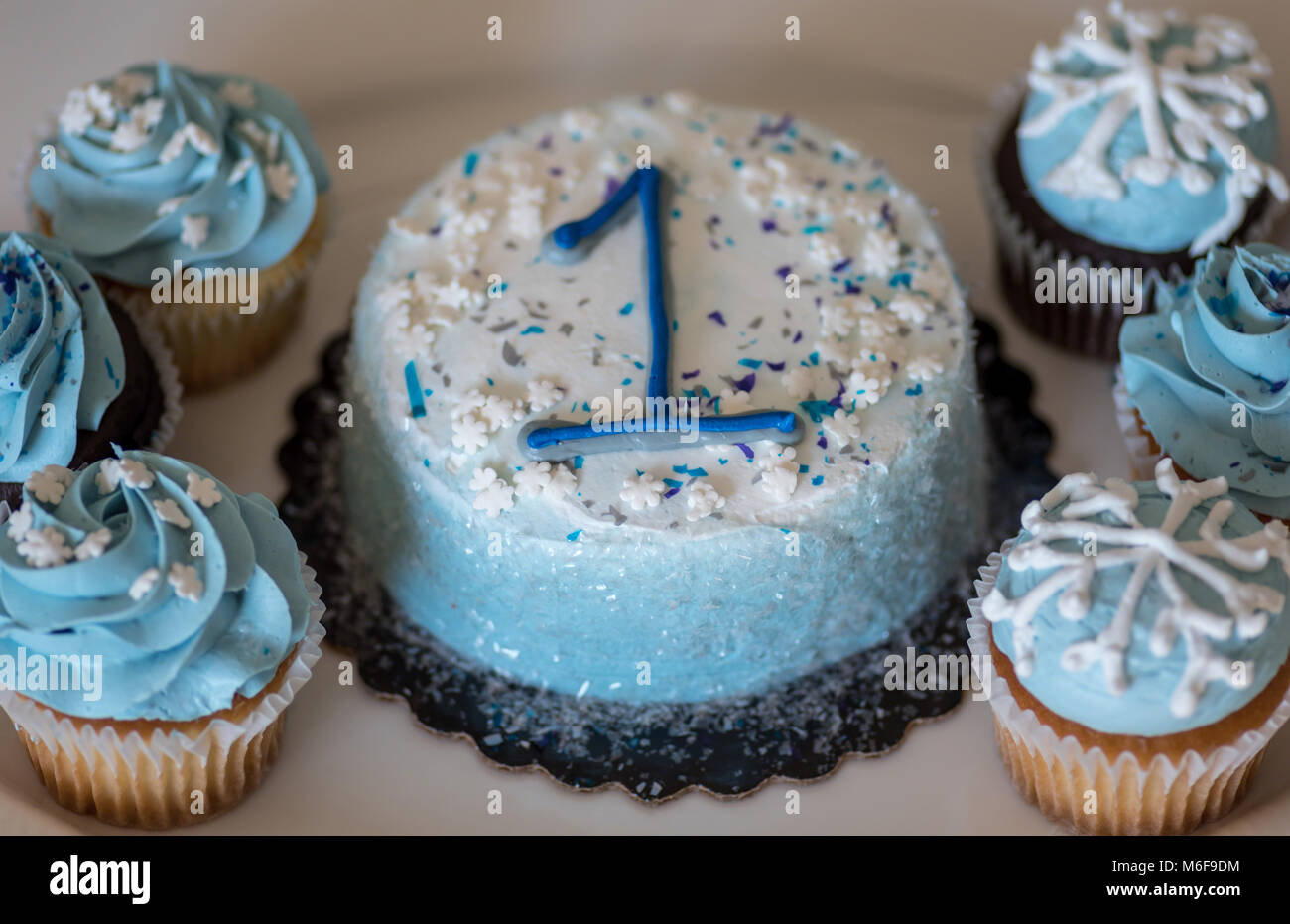 Vue De Dessus De Numero Un Sur Le Gateau D Anniversaire Avec Des Cupcakes Dans Un Theme D Hiver Photo Stock Alamy Vue De Dessus De Numero Un Sur Le Gateau D Anniversaire Avec Des Cupcakes Dans Un Theme D Hiver Photo Stock Alamy