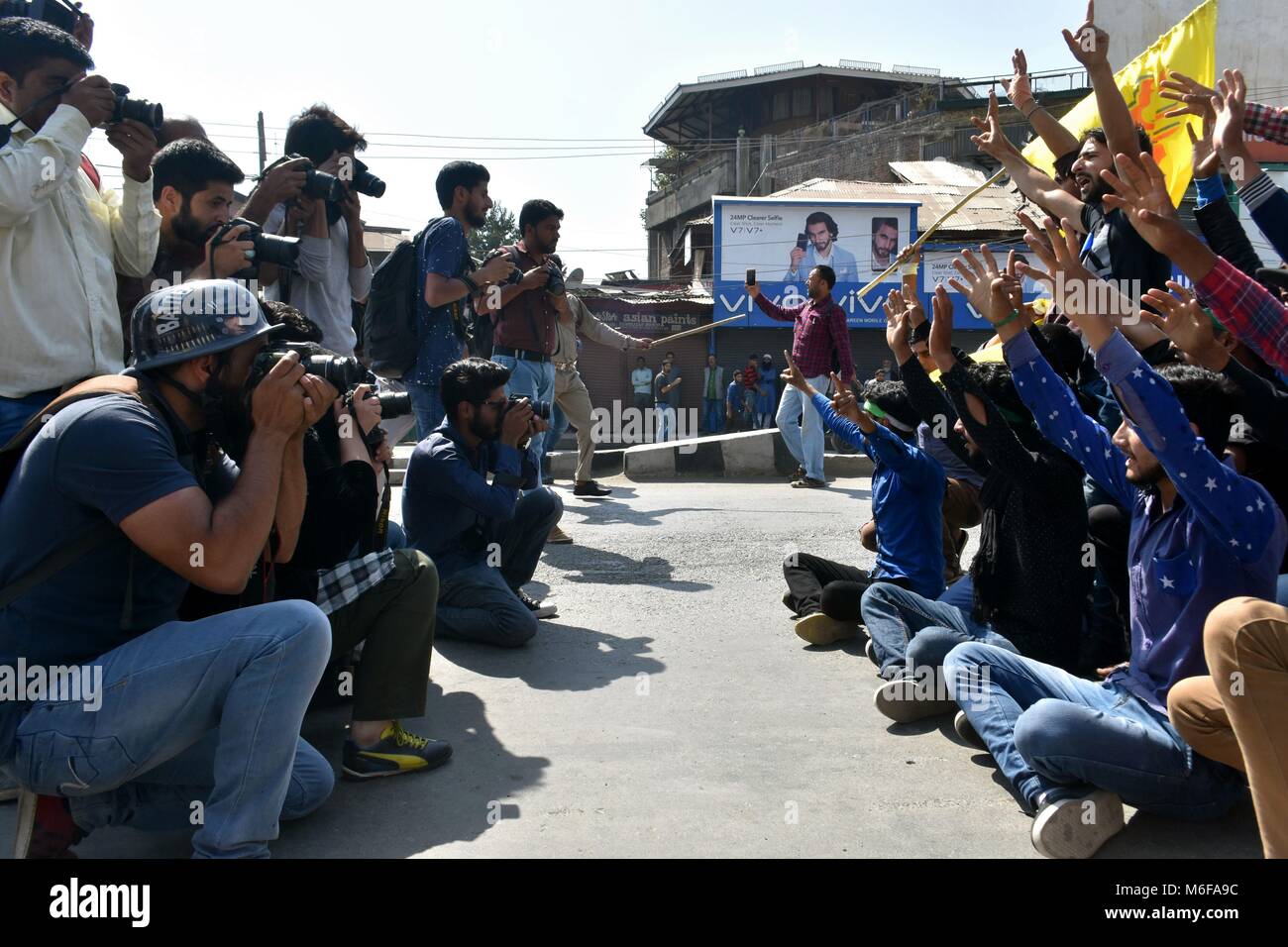 Srinagar, Inde. Sep 29, 2017. Photographes de prendre des photos de Kashmiri Shiiite mouners au cours d'une procession en Mouharram Srinagar au Cachemire. La police attaque ratée de plus d'une douzaine de personnes en deuil chiite de mener procession le huitième jour de Mouharram. Credit : SAQIB MAJEED  8 .jpg Images/SOPA/ZUMA/Alamy Fil Live News Banque D'Images