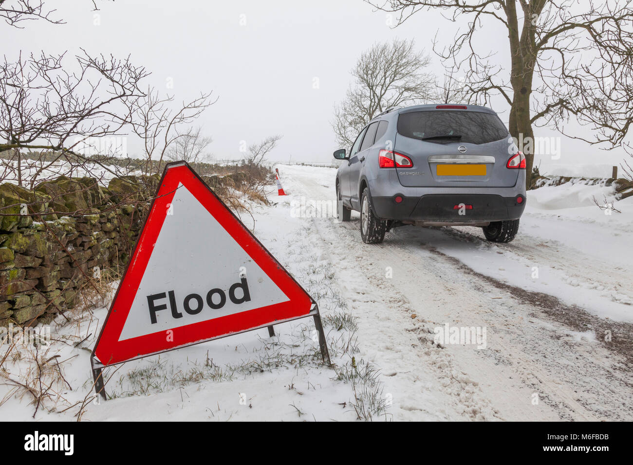Wheatcroft, Derbyshire, Royaume-Uni 3 mars 2018. Les routes couvertes de neige et les températures glaciales continuent de créer des conditions de conduite dangereuses près du hameau de Derbyshire Wheatcroft. Credit : Mark Richardson/Alamy Live News Banque D'Images