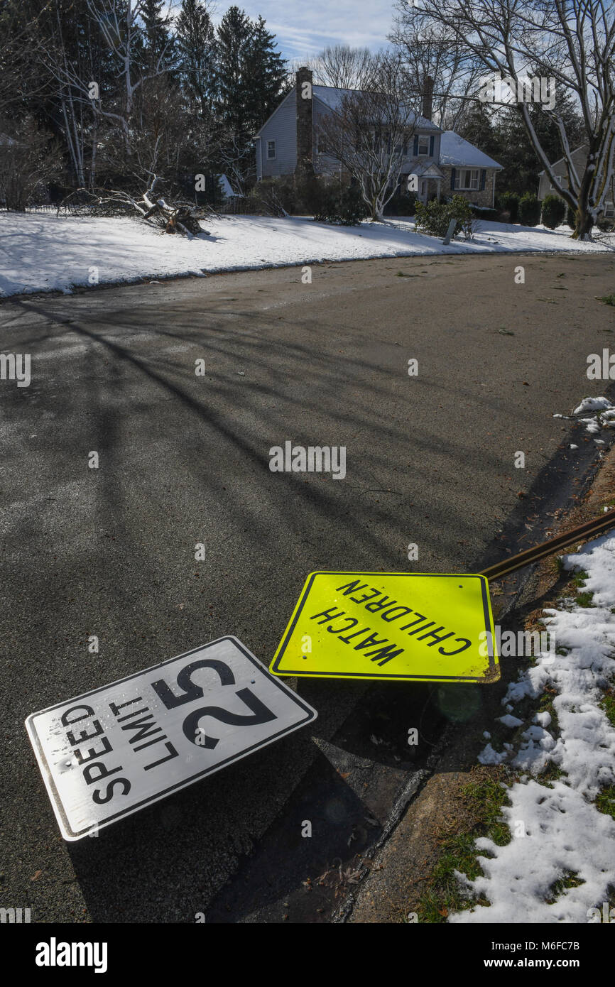 Pennysylvanie, USA. Le 3 mars 2018. Chute d'arbres sur les lignes électriques, les voitures et les maisons après une tempête météorologiques extrêmes s'bombogenesis et frappe la Côte Est des États-Unis : Don Mennig Crédit/Alamy Live News Banque D'Images