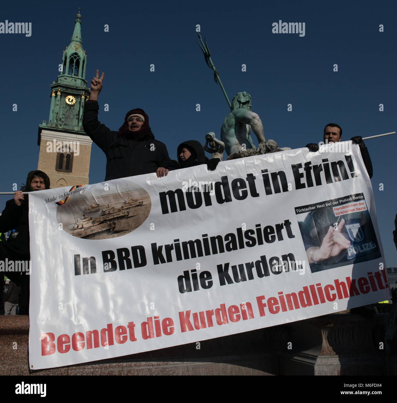03 mars 2018, Allemagne, Berlin : les personnes participent à une manifestation déclenchée par les agressions turques dans la province syrienne d'Afrin, où la majorité de la population est le kurde. Photo : Paul Zinken/dpa Banque D'Images