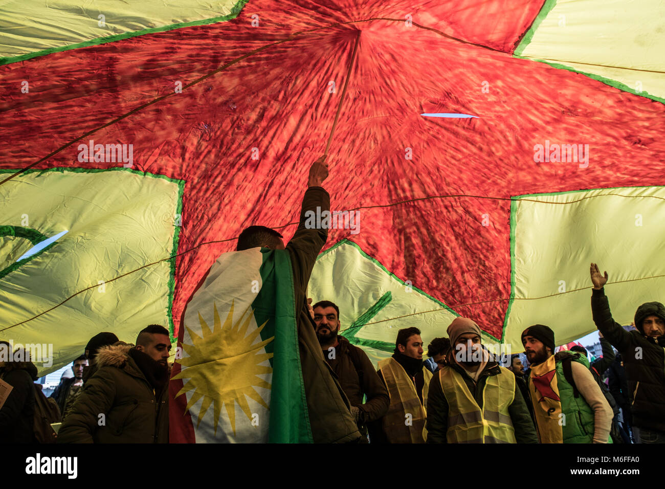 03 mars 2018, Allemagne, Berlin : Les gens détiennent jusqu'drapeaux kurdes et pancartes à une protestation provoqué par les agressions turques dans la province syrienne d'Afrin, où la majorité de la population est le kurde. Photo : Paul Zinken/dpa Banque D'Images