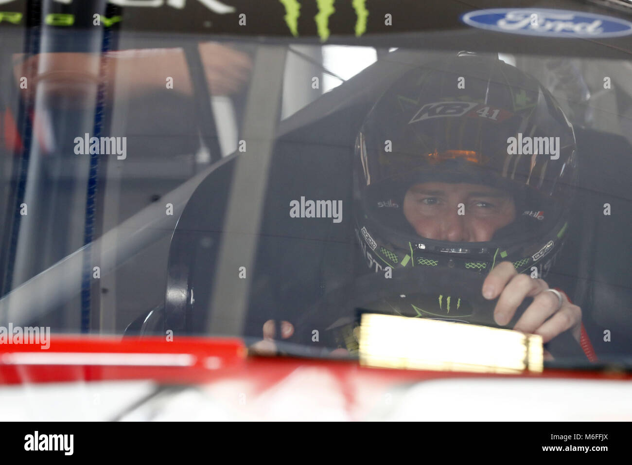 Las Vegas, Nevada, USA. 3e Mar, 2018. Mars 03, 2018 - Las Vegas, Nevada, USA : Kurt Busch (41) que les sangles dans sa voiture à la pratique pour la Pennzoil 400 à Las Vegas Motor Speedway de Las Vegas, Nevada. Crédit : Chris Owens Asp Inc/ASP/ZUMA/Alamy Fil Live News Banque D'Images