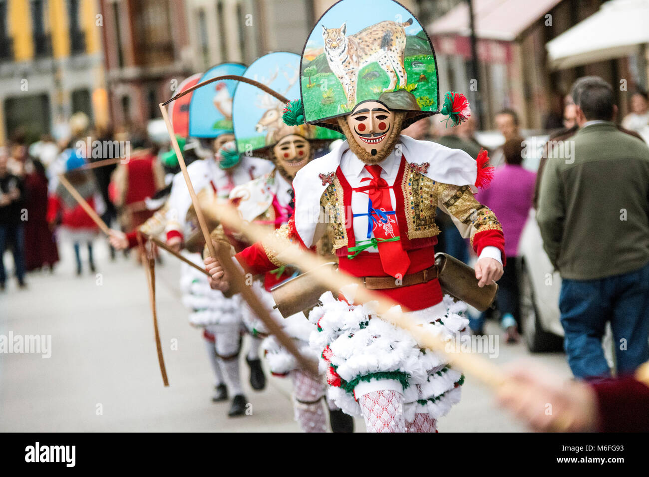 Valencia, Espagne. 3 mars, 2018. Os peliqueiros, un masque traditionnel espagnol de Campobecerros (Ourense, Galice, Espagne), exécutez d'Iviernu Mazcaraes pendant, un masque ibérique Festival célébré le 3 mars 2018 en Barcelona, Espagne. Masques Masques ibériques ou d'hiver sont les festivals traditionnels de certaines ville de Portugal et au nord de l'Espagne liées aux cultes celtiques, où les gens sont déguisés avec des masques et des peaux et des chiffons. ©david Gato/Alamy Live News Banque D'Images