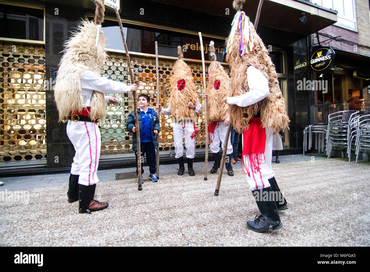 Valencia, Espagne. 3 mars, 2018. Quelques sidros, un masque traditionnel de Valdesoto (Asturias, Espagne), jouer avec un enfant d'Iviernu Mazcaraes pendant, un masque ibérique Festival célébré le 3 mars 2018 en Barcelona, Espagne. Masques Masques ibériques ou d'hiver sont les festivals traditionnels de certaines ville de Portugal et au nord de l'Espagne liées aux cultes celtiques, où les gens sont déguisés avec des masques et des peaux et des chiffons. ©david Gato/Alamy Live News Banque D'Images