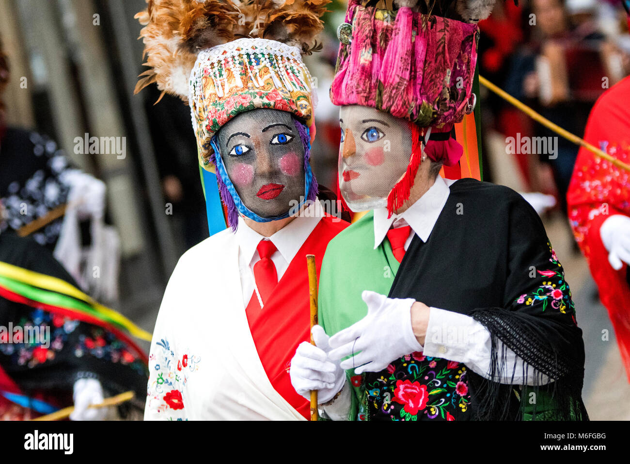 Valencia, Espagne. 3 mars, 2018. Que Bonitas, un masque typique espagnol de Sande (Ourense, Galice, Espagne), au cours d'Mazcaraes Iviernu, d'un masque ibérique Festival célébré le 3 mars 2018 en Barcelona, Espagne. Masques Masques ibériques ou d'hiver sont les festivals traditionnels de certaines ville de Portugal et au nord de l'Espagne liées aux cultes celtiques, où les gens sont déguisés avec des masques et des peaux et des chiffons. ©david Gato/Alamy Live News Banque D'Images